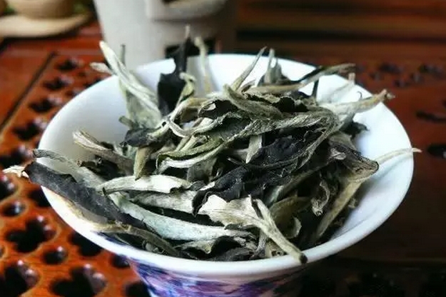 月光白普洱茶：究竟是白茶还是普洱茶？解答你所关心的所有问题