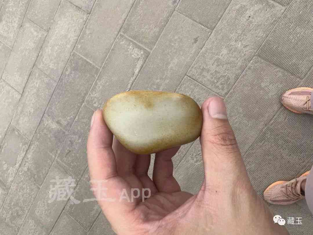 有点白有点绿的和田玉料子是什么？