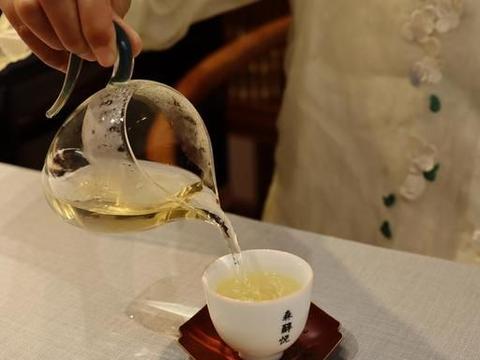 天喝普洱茶好么：女生、好处和适宜，熟茶是否合适？