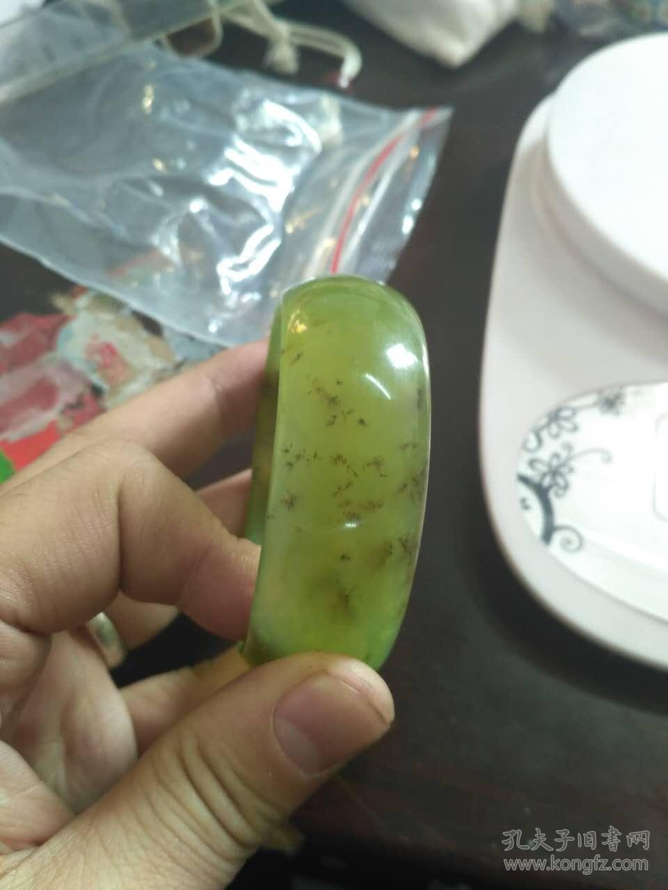 岫玉里面有草籽和水草吗？