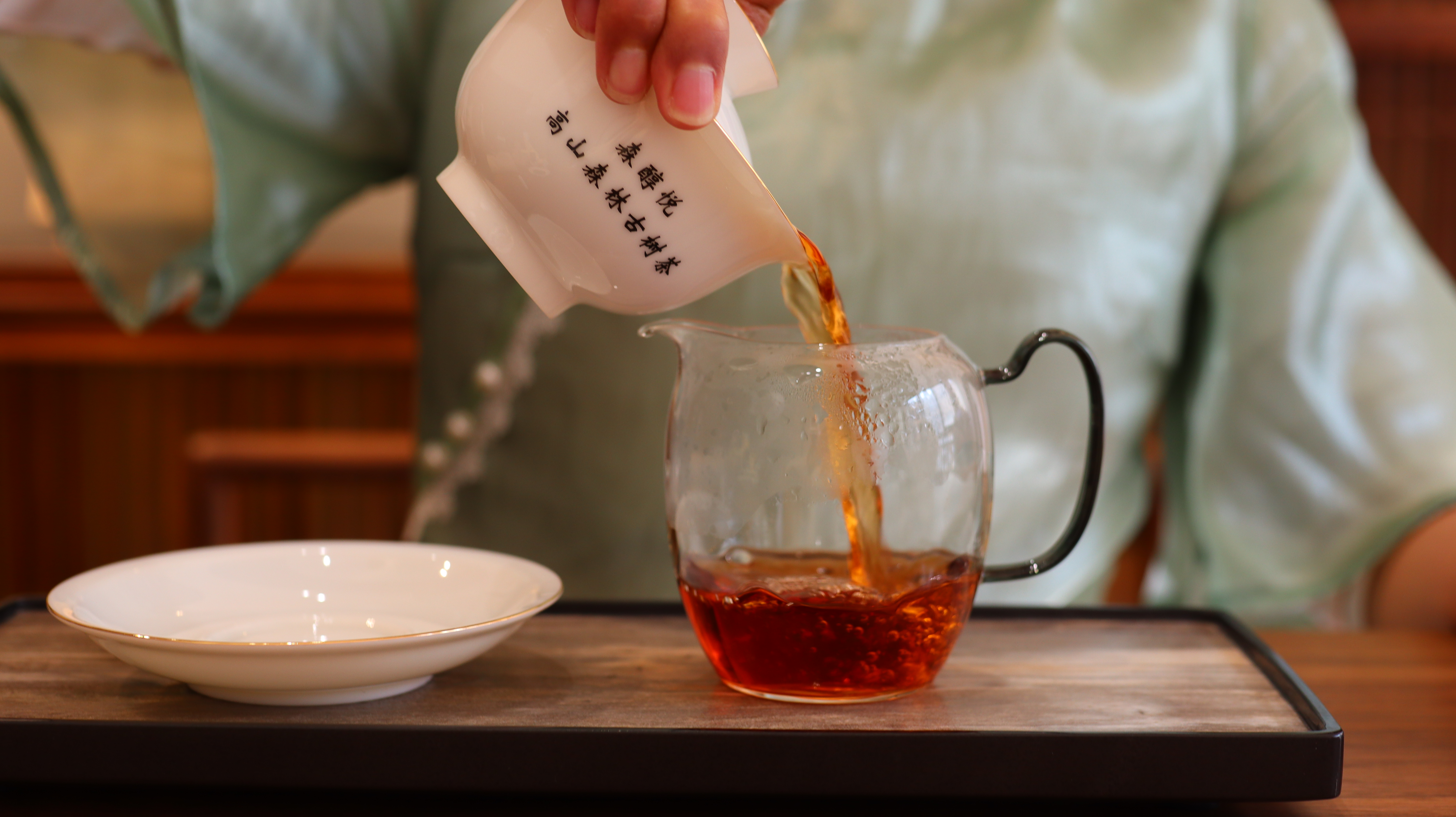 探究普洱熟茶制作过程：从原料到成型的精工艺