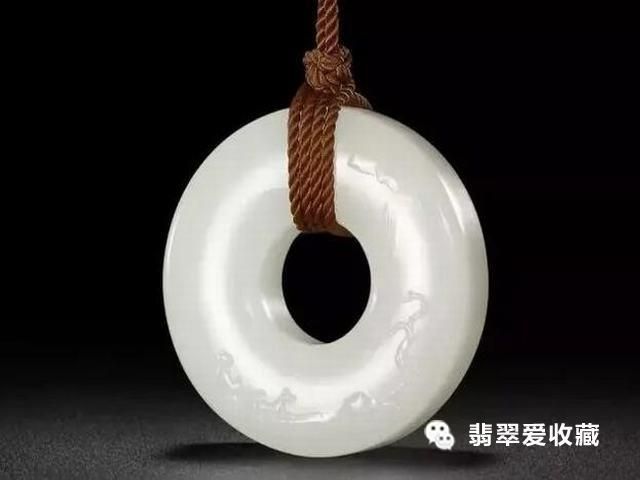 玉璧佩戴技巧：如何选择最适合你的款式与搭配？