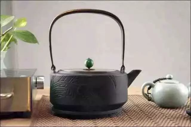 '铁壶沏茶：煮水与泡茶的适宜性，以及适用于何种茶叶'