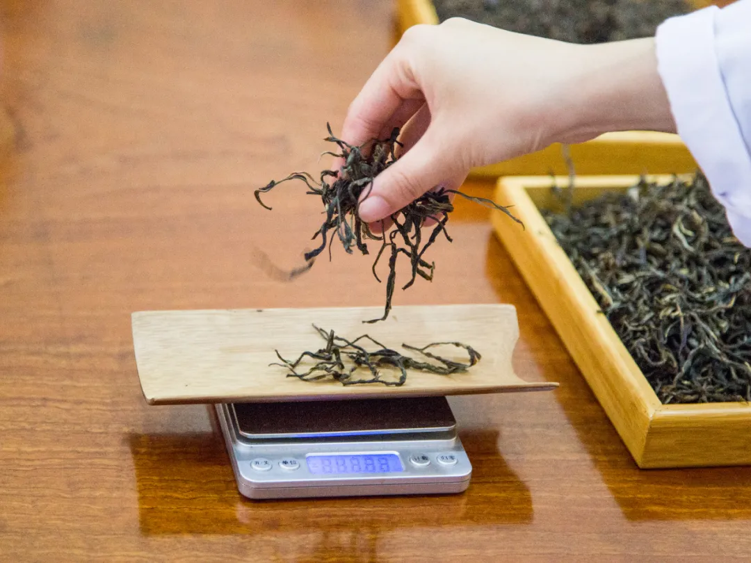 普洱茶的饮用禁忌与注意事项：了解哪些食物和不宜与普洱茶同时食用