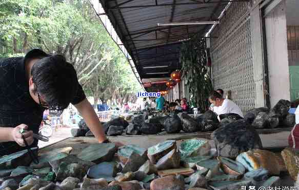 芒市翡翠场：地址、营业时间及如何挑选优质翡翠的全面指南