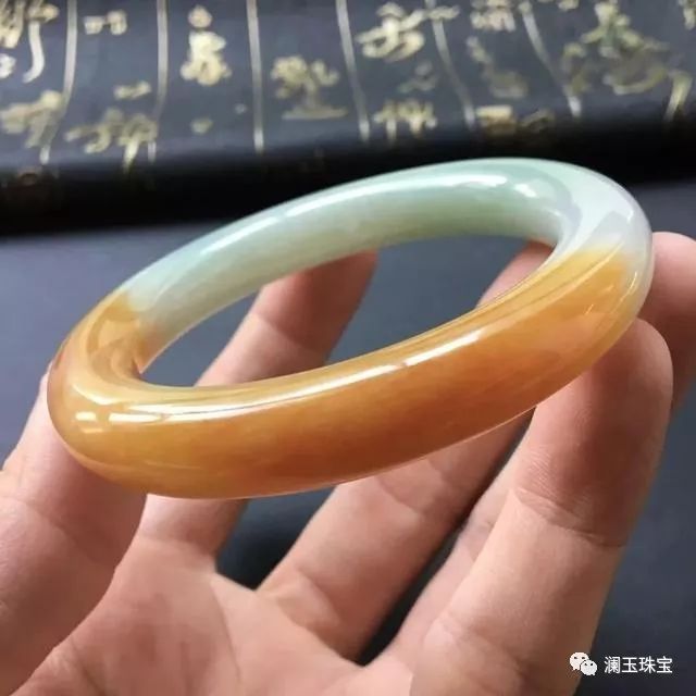 黄翡翠色中的独特韵味：探究鸡油黄与栗子黄的魅力