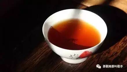 武夷山岩茶与普洱茶：一场味觉宴的对比分析