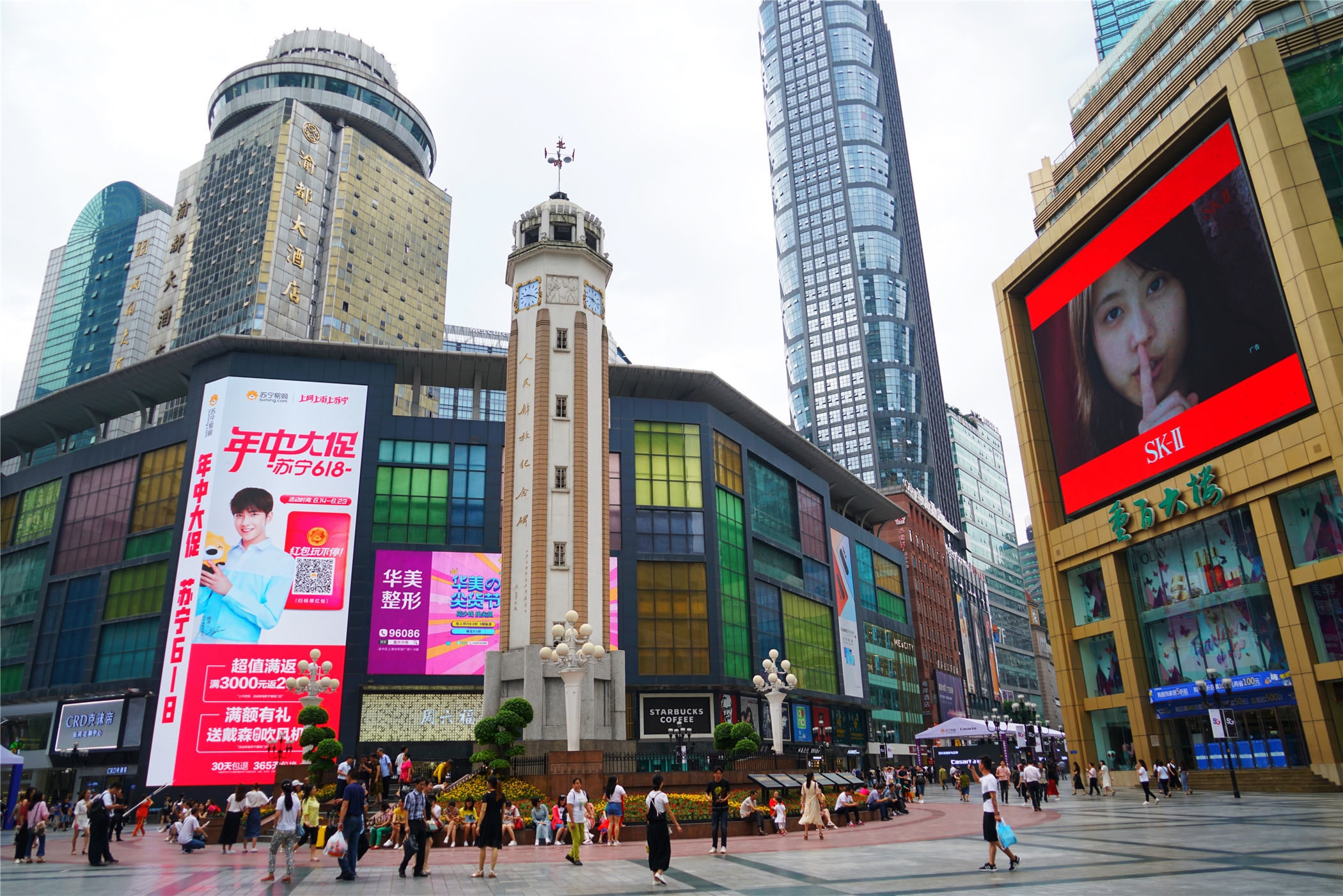 重庆解放碑商圈购物指南：热门店铺、地道美食一网打尽！