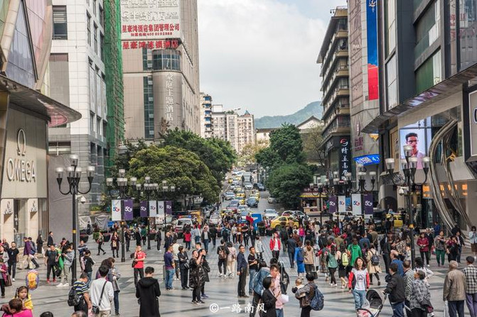 重庆解放碑商圈购物指南：热门店铺、地道美食一网打尽！