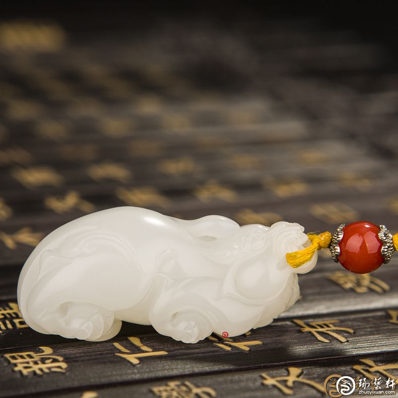 和田玉质貔貅摆件：传统艺术与现代审美的完美结合