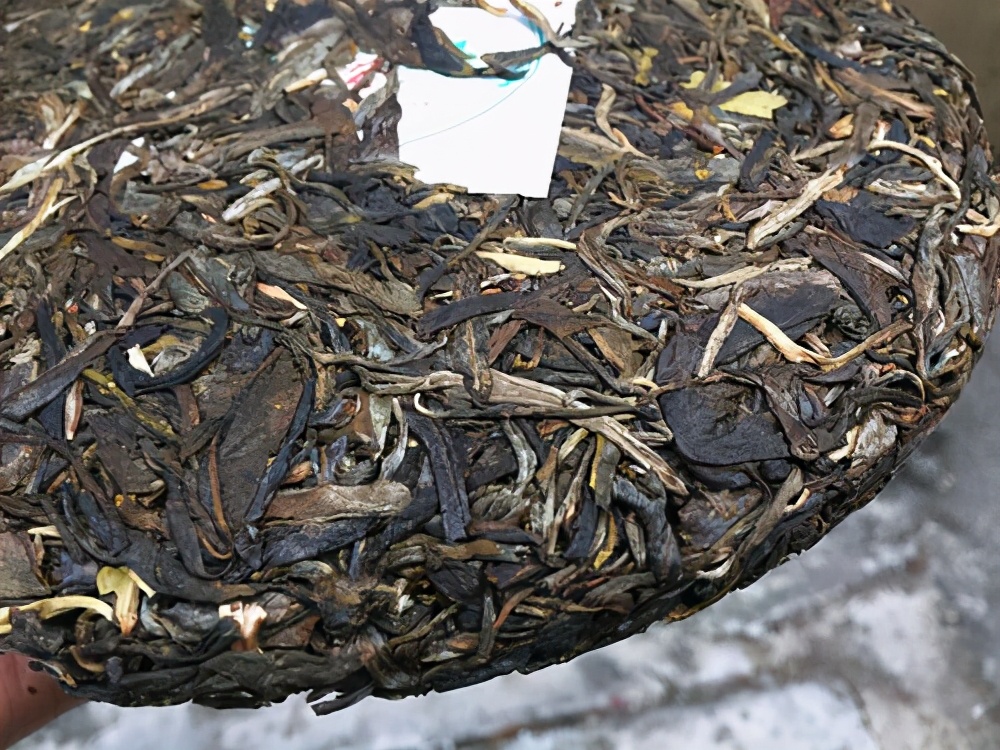 名家普洱茶各款价格大全：一盒普洱茶多少钱，如何挑选适合自己的普洱茶？