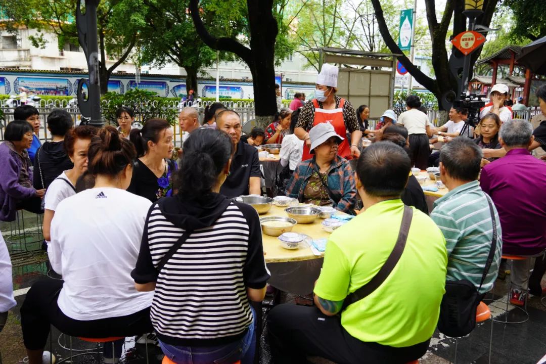 存放普洱茶饼桌子上