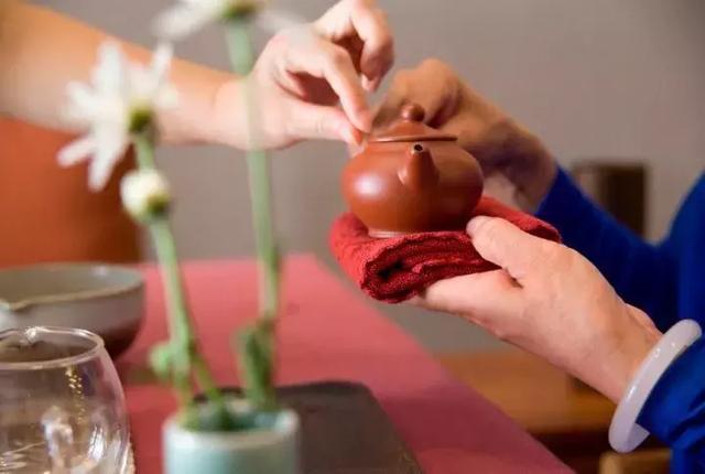 存放普洱茶饼桌子上