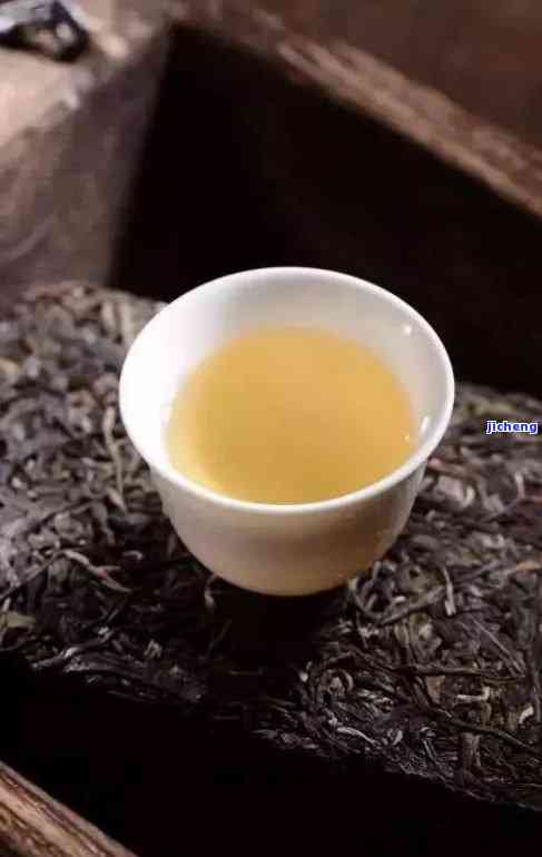 普洱茶冲泡后出现油层正常吗？这是什么原因？这种油层会影响饮用吗？