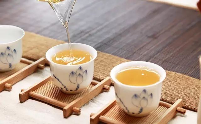 饮茶养生全攻略：什么茶最适合天饮用？如何正确泡茶以保持身体健？