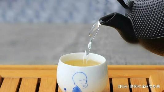 饮茶养生全攻略：什么茶最适合天饮用？如何正确泡茶以保持身体健？