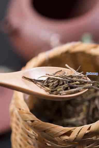 普洱为什么要做成茶饼：探究普洱茶压制成饼的原因及其意义