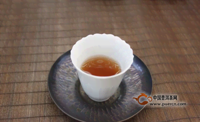 为什么普洱茶要压成一块大饼：探讨普洱茶茶饼的制作及其原因