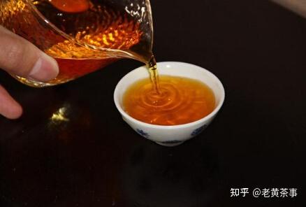 早晨之一泡尿呈红茶色可能暗示的健问题及解决方法