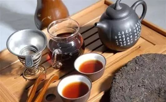 普洱茶挂件：熟茶还是生茶？为什么选择普洱茶挂件作为礼物？