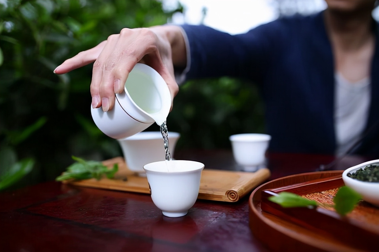 为什么对茶叶过敏的人多？喝茶会导致过敏反应吗？了解茶叶过敏的原因。