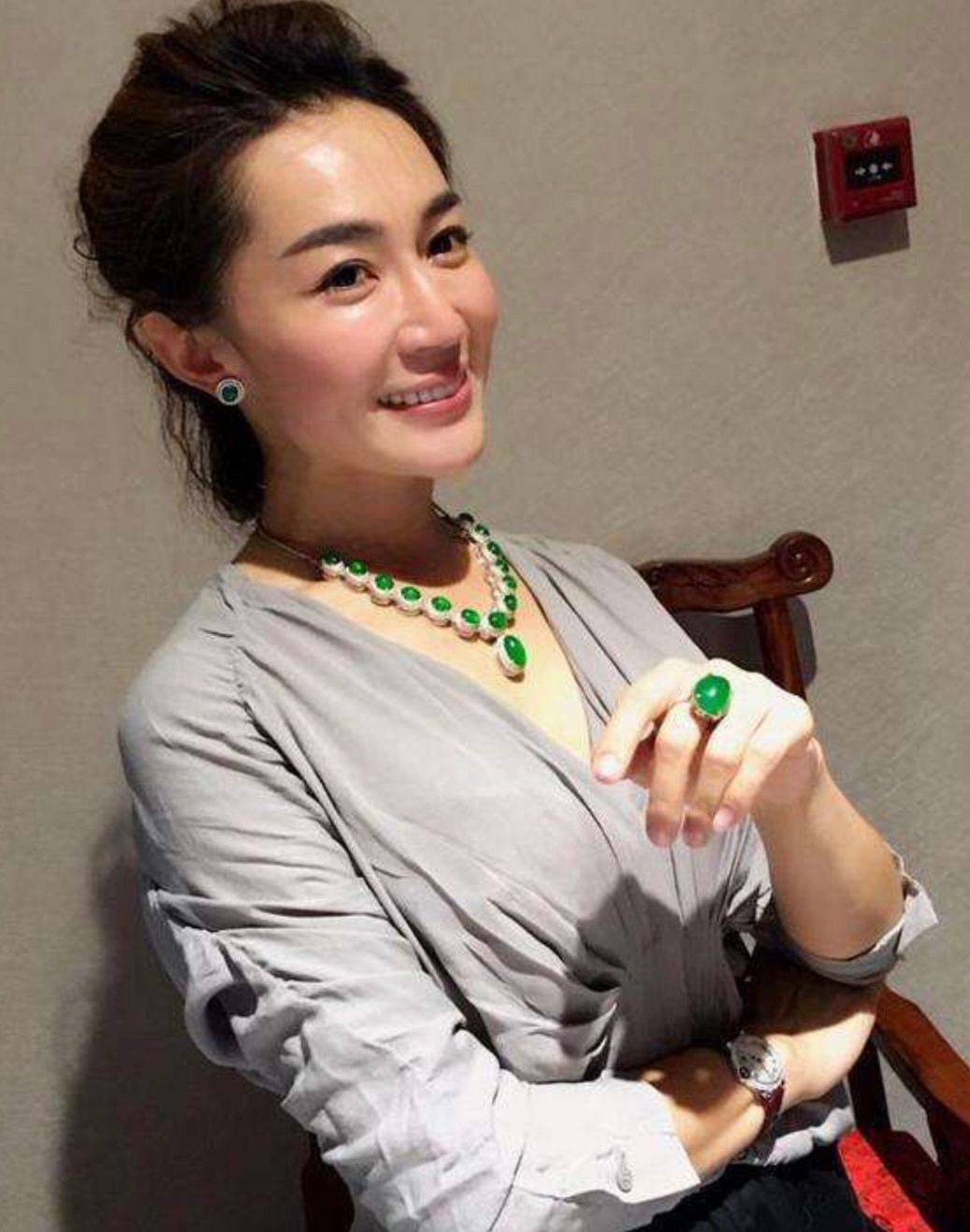 50岁以上女性适合佩戴哪些玉佩？如何选择与搭配以展现优雅气质？