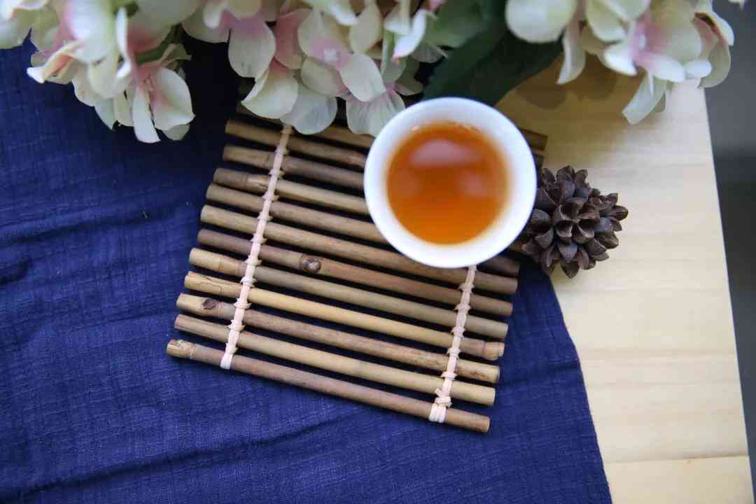 熟普洱茶闻起来有什么味：正常的味道还是其它？