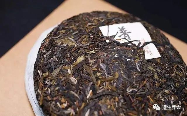 普洱茶纸面好多水积印正常吗？为什么会出现这种情况？