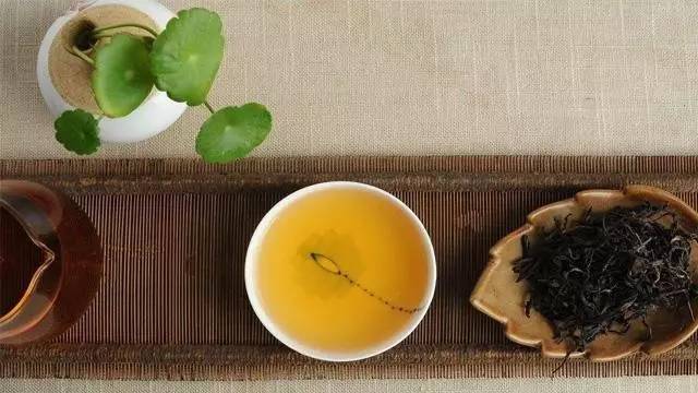 喝茶时能否食用土豆？了解土豆与茶叶的相互作用及饮食建议