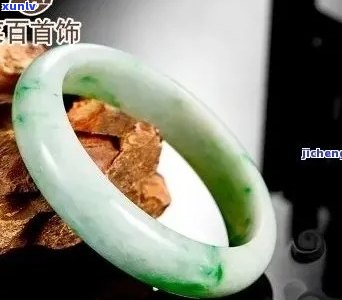 菜百翡翠手镯价格区间及选购指南：如何分辨真伪和质量？