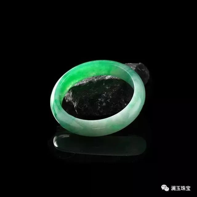 翡翠与飘蓝：一场颜色的较量，究竟孰胜孰负？