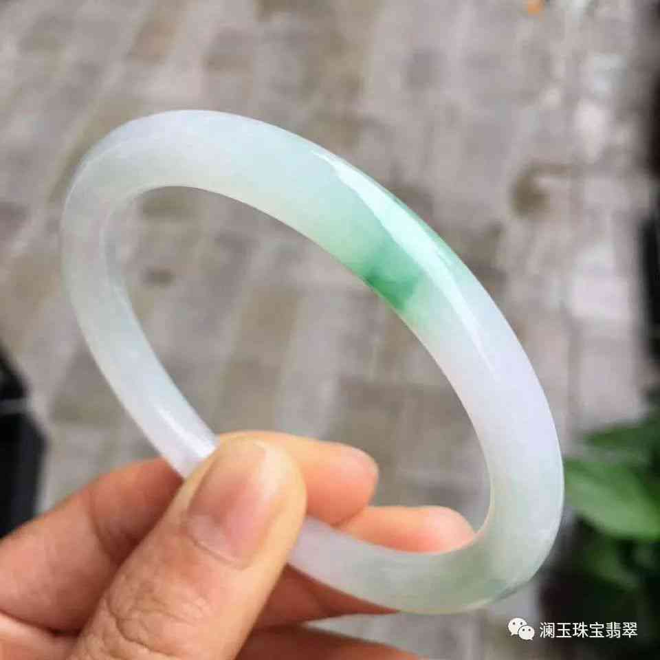 湿气重的人适合佩戴什么饰品？玉手镯是否为更佳选择？