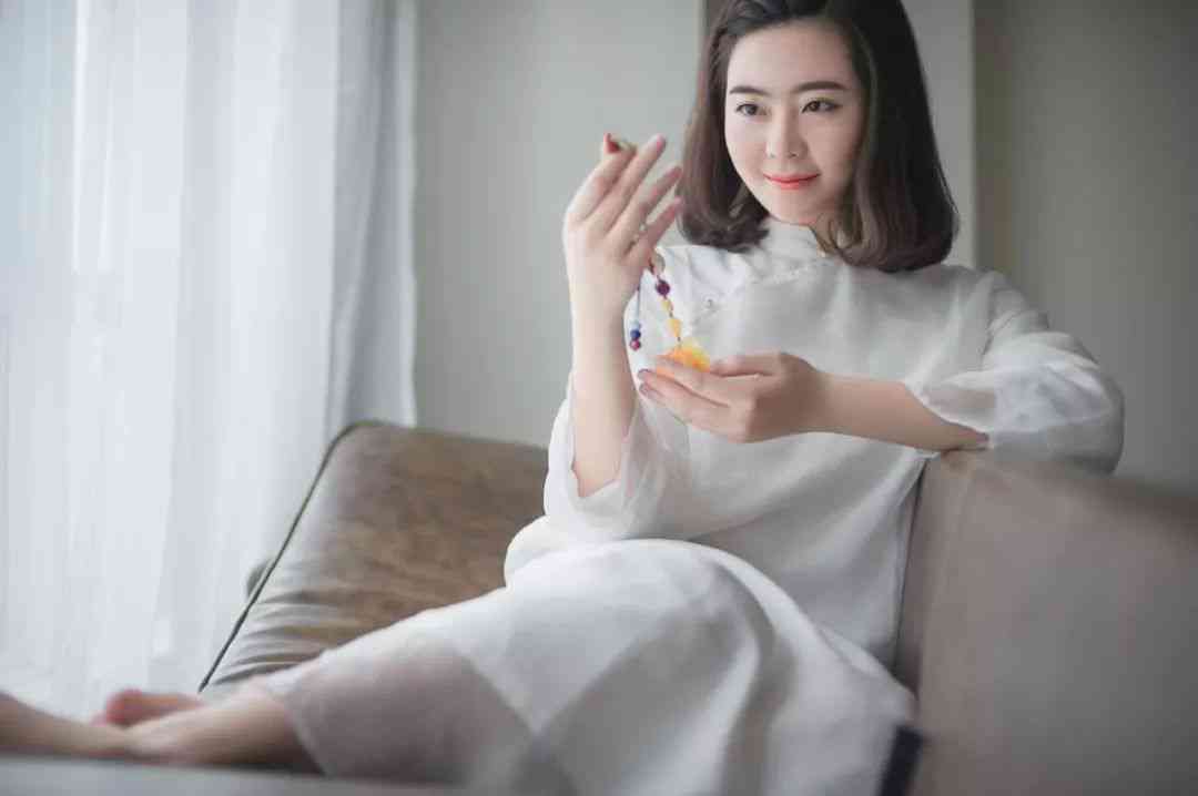 女人带玉和蜜蜡哪个好