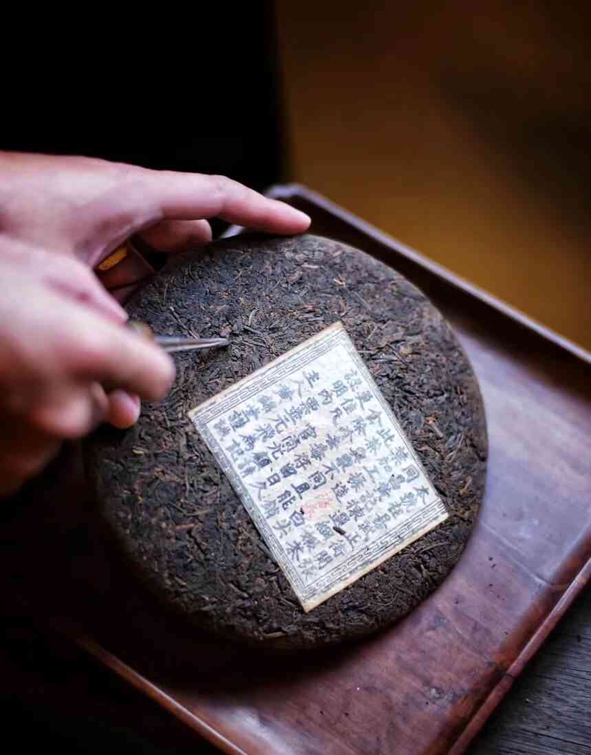 云南同号黄记圆茶饼普洱茶熟茶：品质、制作工艺与口感的全面解析