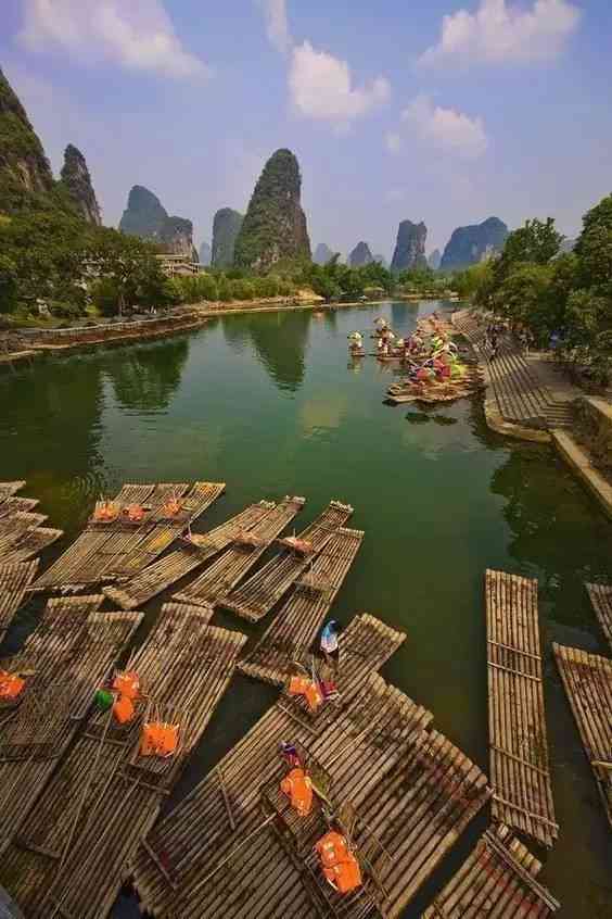 桂林旅游买翡翠真的吗：关于在桂林旅游购买翡翠的真实疑问。