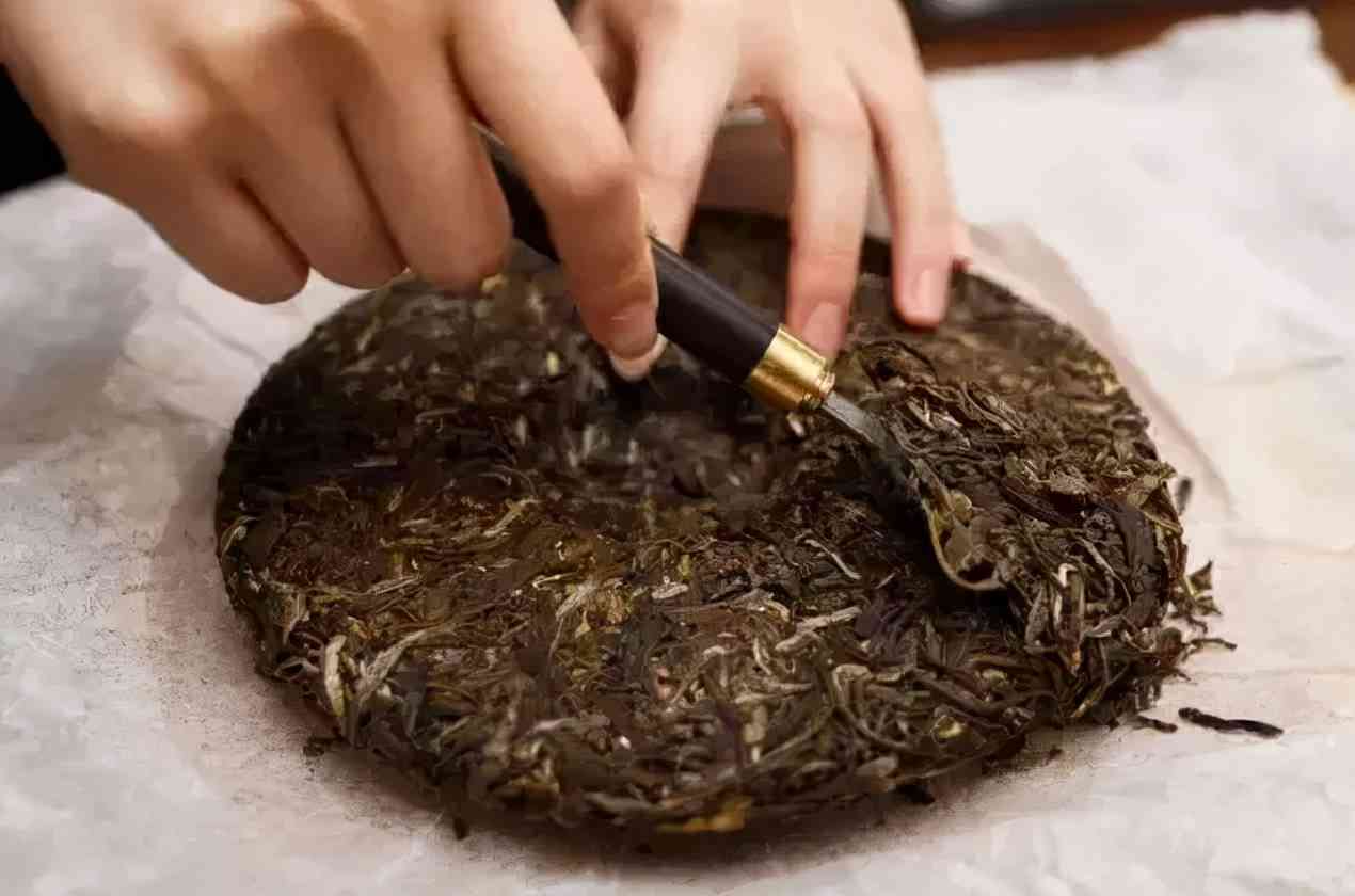 普洱茶饼里有根红绳