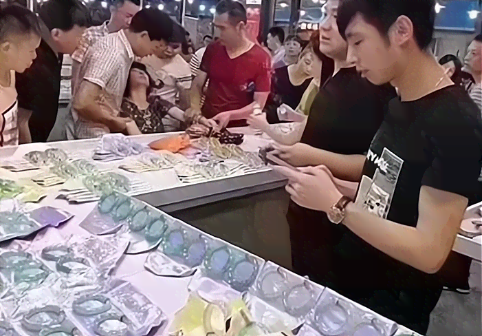 新探访翡翠市场：购买旅游纪念品中的玉镯价格是否存在虚高现象？