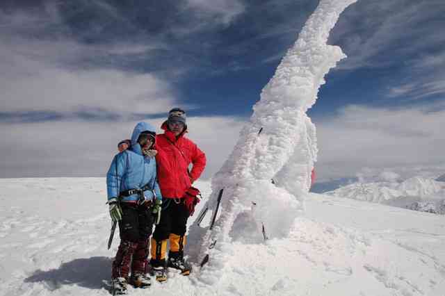 在雪山之巅的璀璨冰玉：一段惊心动魄的探险之旅