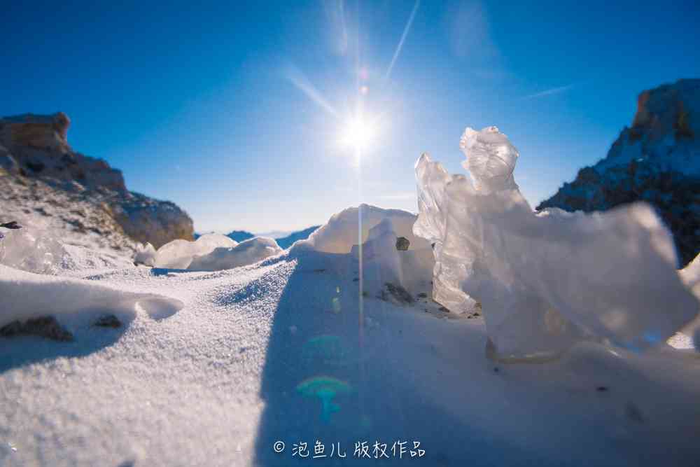 在雪山之巅的璀璨冰玉：一段惊心动魄的探险之旅