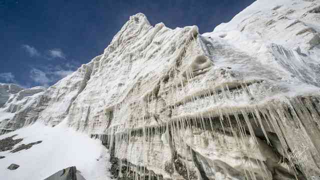 在雪山之巅的璀璨冰玉：一段惊心动魄的探险之旅