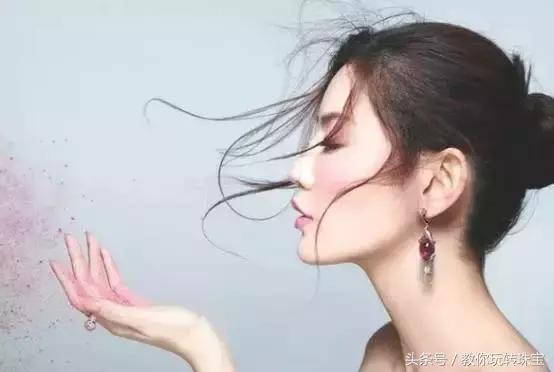 脖子里带玉有什么讲究：探讨玉石的益处与传统观念