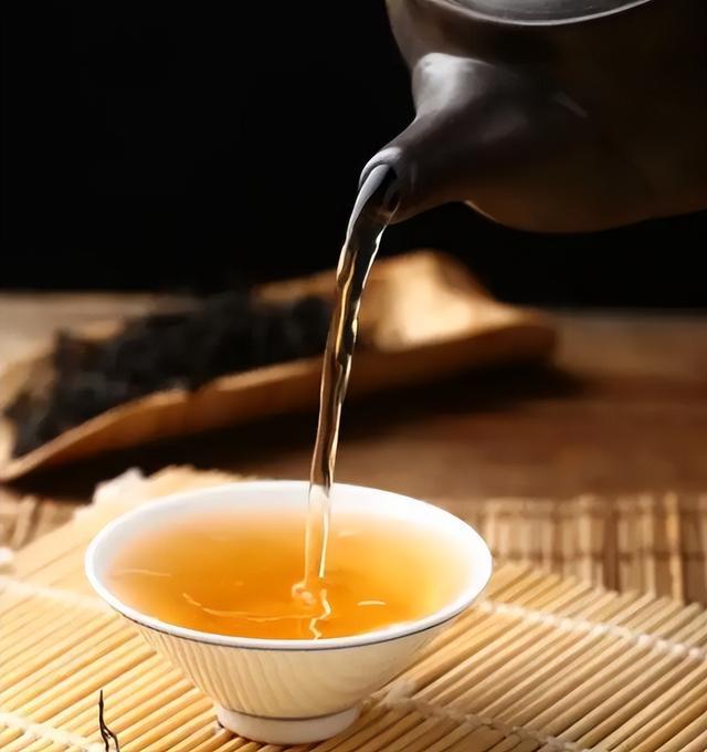 云南特产百年古树茶叶，香醇浓的茶韵体验