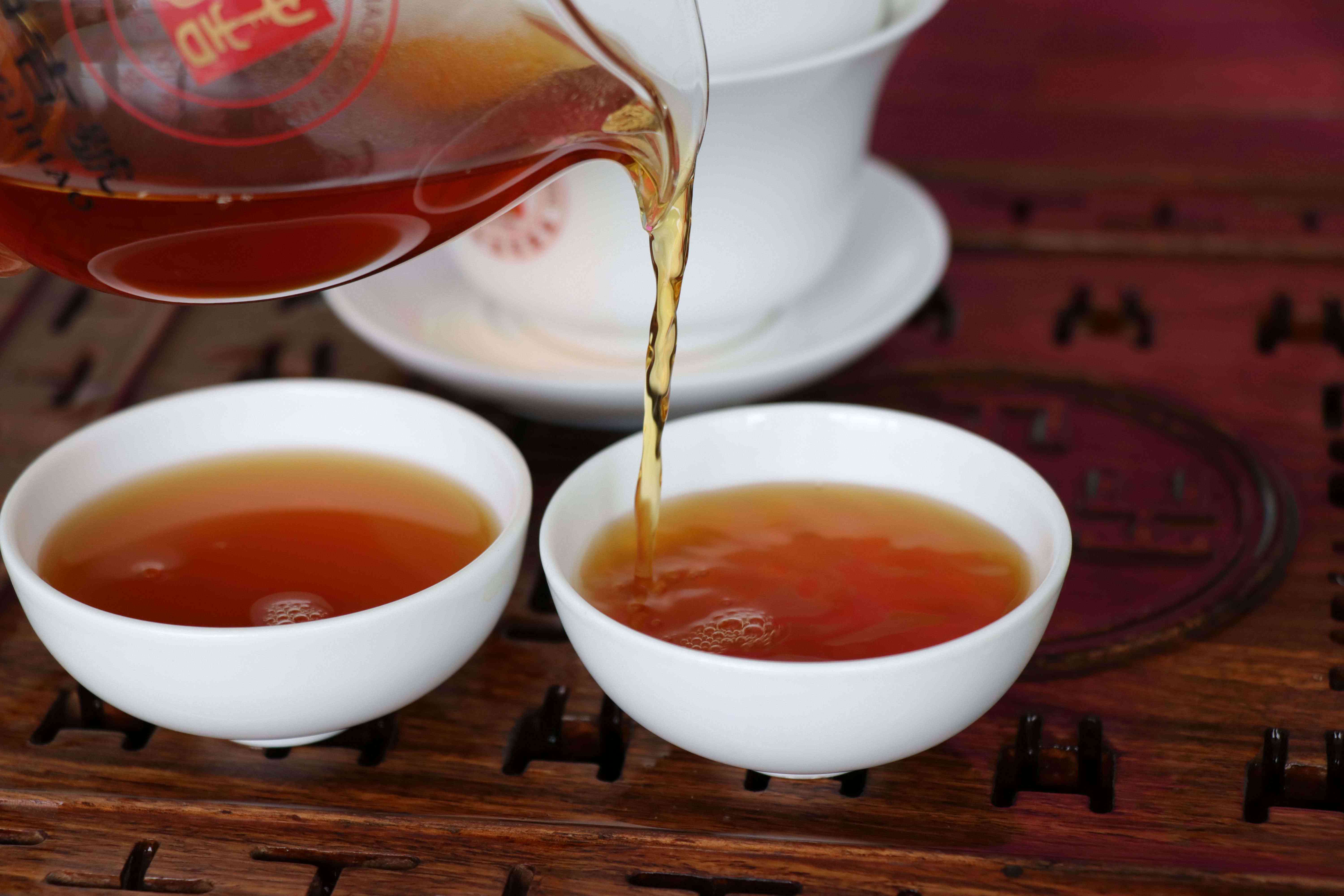 选择合适的杯子冲泡普洱茶：了解各种材质杯子的优缺点及泡茶效果