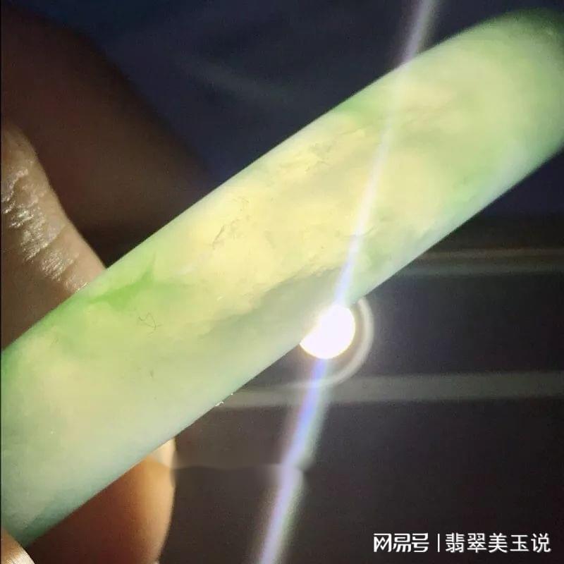 '翡翠冰糯与冰飘白的区别：两种珍贵石材的独特之处'