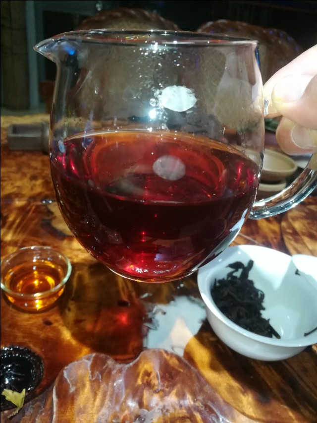 老茶头的制作及冲泡过程中是否需要进行洗茶？如何正确洗茶以保持茶叶品质？