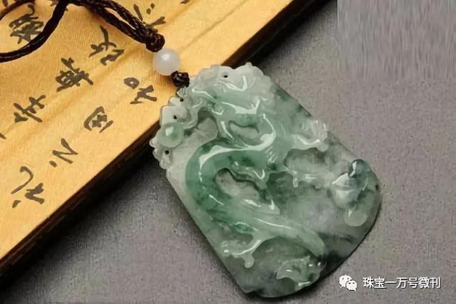 翡翠浮雕与镂空工艺对比：哪一种更受欢迎？