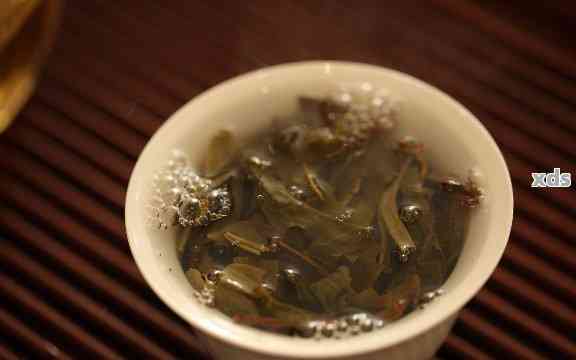 普洱茶白色发白怎么回事：探究普洱茶出现白色物质的原因