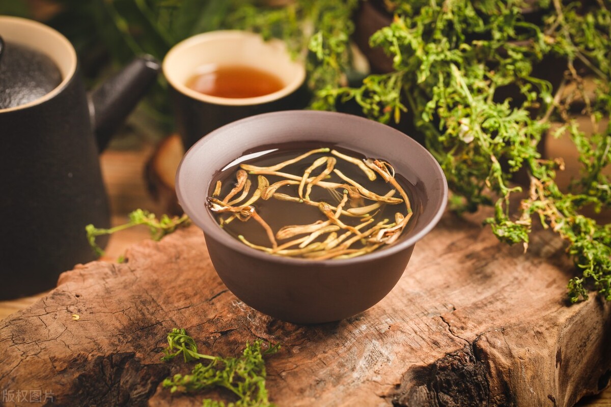 普洱茶与金银花搭配：组合及注意事项，了解它们的功效与影响