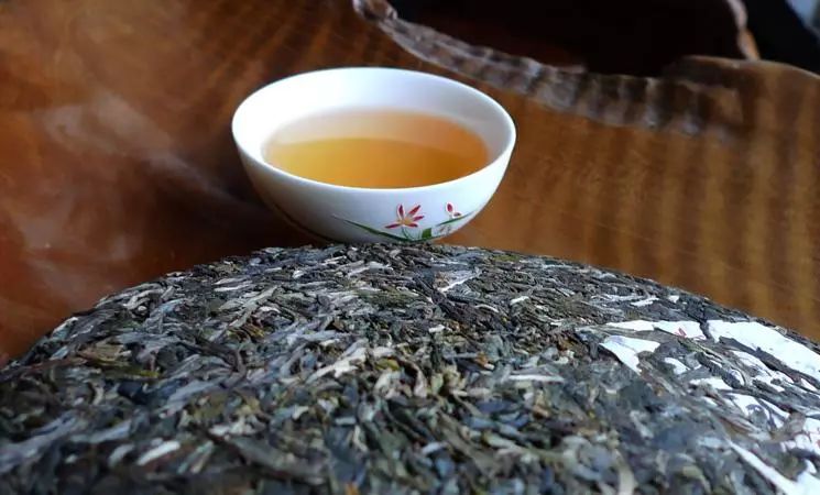 乌龙茶和普洱茶的功效、作用与禁忌：全面解析茶叶的营养价值及饮用注意事项