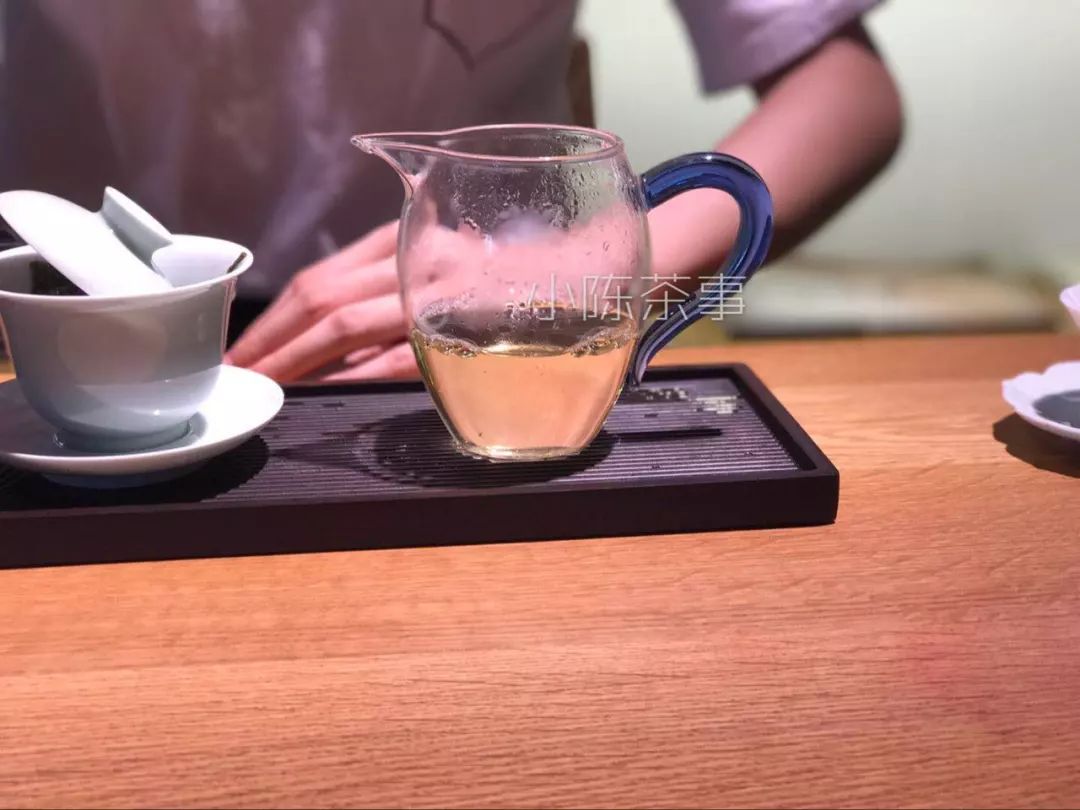 探究春茶与秋茶的独特之处：品种、品质、口感及采摘时间的比较分析